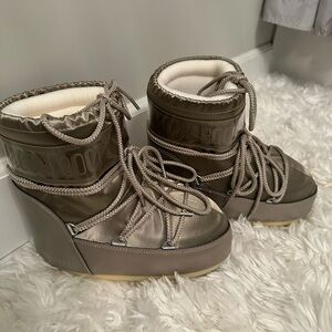 Moon Boot Women's gold Snow Boots